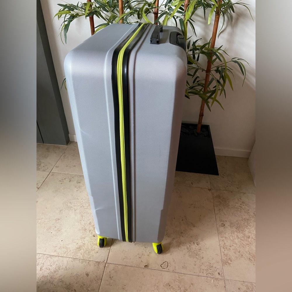 Spinner Luggage - Picture 2 of 12